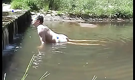 Glisten una pietra in un fiume