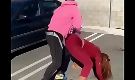twerking couple be aroused by culiando morra en la calle