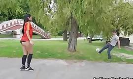 Une fille de American football gridiron latina échange une balle contre une bite