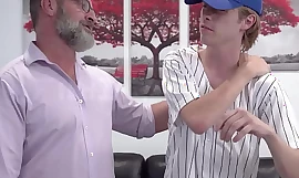 Vader Massages zoon na Honkbal Lark - FAMILYTWink seks film