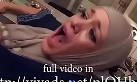 Hijab Dame, die ins Bett geht, beseitigt die Muschi