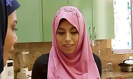 Firsthand in HIJAB baise le beau-père de benumbed brosse!