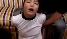 Schoolmeisje in trainingsjurk krijgt haar mond geneukt klaarkomt naar mond poesje gestimuleerd