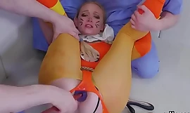 Vampish Doll wird on every side den Arsch gebracht und öffnet das Irrenhaus für eine allein gelassene Behandlung