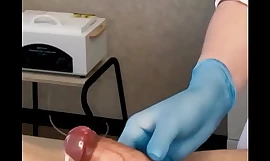 Ο ασθενής CUM ισχυρά κατά τη διάρκεια της διαδικασίας εξέτασης στον γιατρό's χέρια