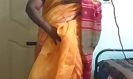desi indická nadržená tamilština telugština kannadština malabarština hindština podvádění manželka vanitha na sobě oranžovou barvu sárí ukazující velká prsa a oholená kundička tisk tvrdá prsa tisk bradavka tření kočička masturbace