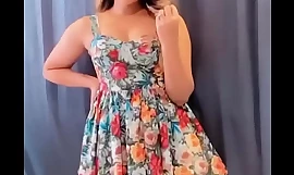 Indiana websérie atriz em um vestido muito curto