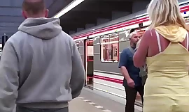 2人の男と地下道の電車の中で巨乳の女の子ステラアポリオンPUBLICセックス三人組