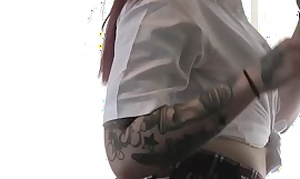Рыжая альтернативная крошка показывает свои татуировки