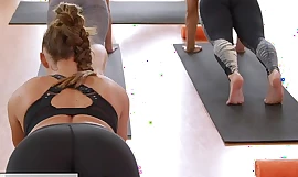 Fitnessrooms grupos yoga sesión migas rodeando a vapor arriba creampie