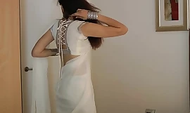 Ινδικό κορίτσι κολεγίου Jasmine Mathur σε λευκό ινδική Sari