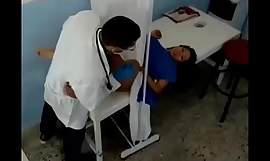 Nemocnice - dívka v prdeli se chová jako jeho přítel