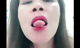 Mustattu kivasti punainen huulipuna pussu