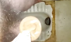 Masturboi kondomilla likaisessa julkisessa wc:ssä