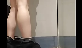 Pasivojovenmadrid moviendo el annoying en baño haciendo twerk se toca video corto
