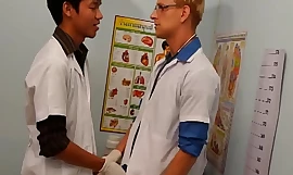 Uniform twinks avel asiatisk patient in trekant för sperma