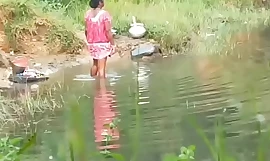 Тетя купание на природе