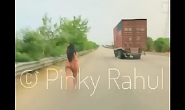 Pinky Naked try one's luck atop Indien Autoroutes