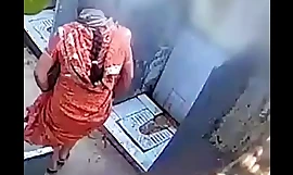 Người Ấn bhabhi đi tiểu vào mở toilet