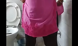 India bhabi kencing di men's room