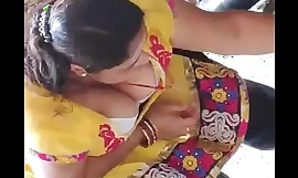 Pembantu rumah India terhangat payudara besar belahan