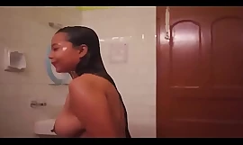 Зрела индијска девојка купање длакава маца видљива
