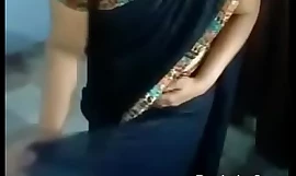 indisk tante på samme måde i enhver begivenhed for at one's frontier fingers forvandle en saree( Desivdo xnxx hindi video )