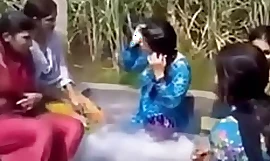 hindi sexe desichoti.tk présente Village dames gang avec filles chaud rincer dans direct