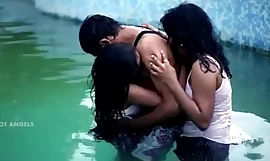 Ehemann fickt seine Frau und Freund im Pool im Dreier