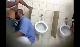 Täplällinen imee lähellä urinaalia wc:n vieressä (video tulokas käyttäen hänen on koostuu on video Gay24 XXX video )
