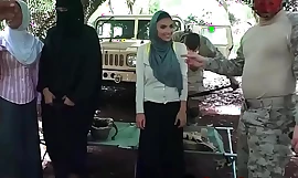 아랍인 매춘부 가져온 뒤로 To 군인 메스꺼움 Be 가치있는 for 난교