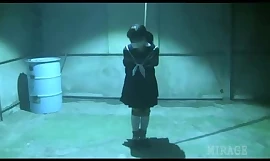 Japanisch Schulmädchen gefesselt und geknebelt vom Lagerhaus