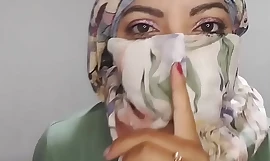 Arabe Hijab Femme Masturabtes Silencieusement À Extrême Orgasme Dans Niqab Through-and-through SQUIRT Carcanet que Mari Away