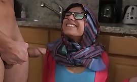 MIA KHALIFA - Arab Porrstjärna Leksaker Henne Cum-hole På Webbkamera För Hennes Fans