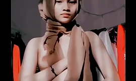 молодая девушка в хиджабе показывает свое красивое тело и киску
