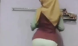 Malay girl turn convocation dancing