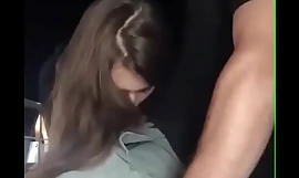 Pigen sutter fyren på gaden russisk