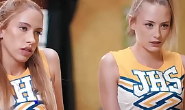Anale cheerleader babes trio geneukt in ATM anale actie