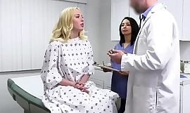 Paciente adolescente gostosa tem problema com a vagina molhada - Doctorbangs