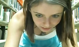 Kiimainen laillisen ikäinen teini masturboi mukiin - pornmaki pornovideo
