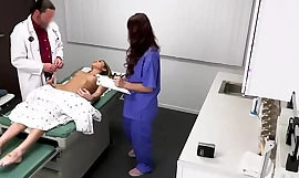 médico y enfermera le piden a un paciente adolescente que se desnude para comparar los síntomas-doctorbangs