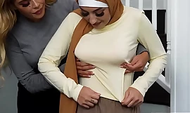 Jungfrau muslimischer Teenager im Hijab von Nachhilfelehrer und Stiefmutter entjungfert