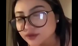 Vídeo viral de uma garota indonésia chupando pau e fodendo maminhas