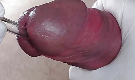 Perfecte extractie van sperma zonder echo uit de urethra. Close-up van het klinken van het glazen rietje.