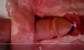Close-up en intern zicht op anaal neuken met een dildo
