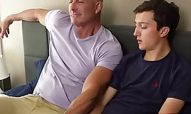 Возбужденный отчим трахает в анал своего пасынка-гея