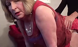 Tottelevainen brittiläinen kotiäiti Rosemary tekee tuskallista anaalia ja persettä suuhun ja nielee valtavan kuorman cum.