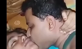 Бангладешская жена кормит толстые сиськи муженку