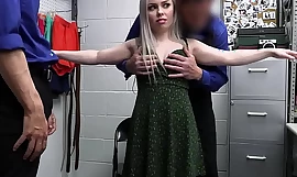 Heavy Butt Teenie Thief geïnspecteerd en geneukt - Haley Spades - Teenrobbers seksvideo