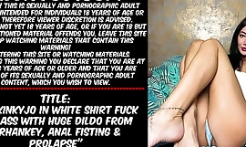 Hotkinkyjo se referă la cămașa albă a întreținut relații sexuale cu fundul ei cu un vibrator uriaș de la MrHankey, fisting anal și prolaps